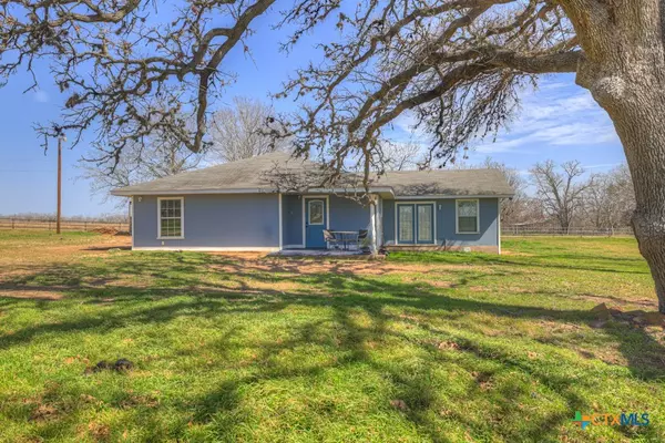 100 Meadow Lake DR, Seguin, TX 78155