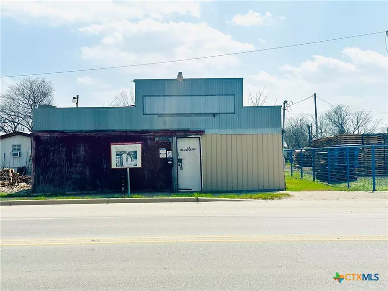 307 W Central AVE, Nixon, TX 78140