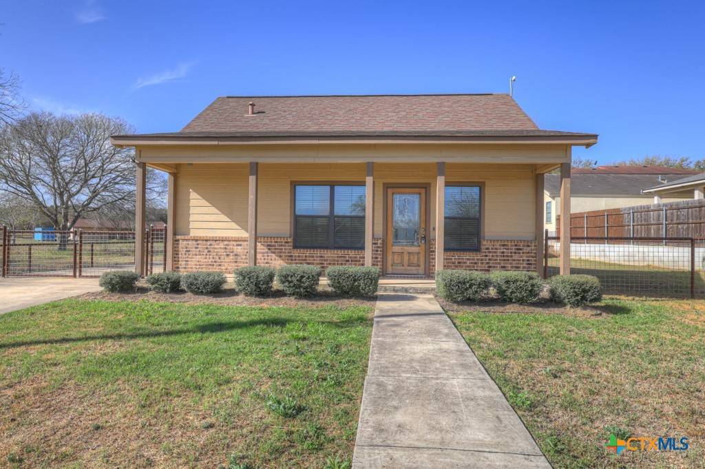 1607 2nd ST, Floresville, TX 78114