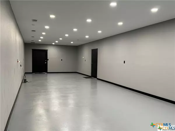 Victoria, TX 77905,887 Bob White RD