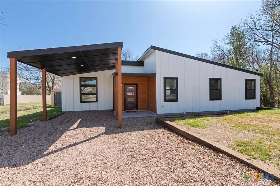 204 N Avenue J, Johnson City, TX 78636