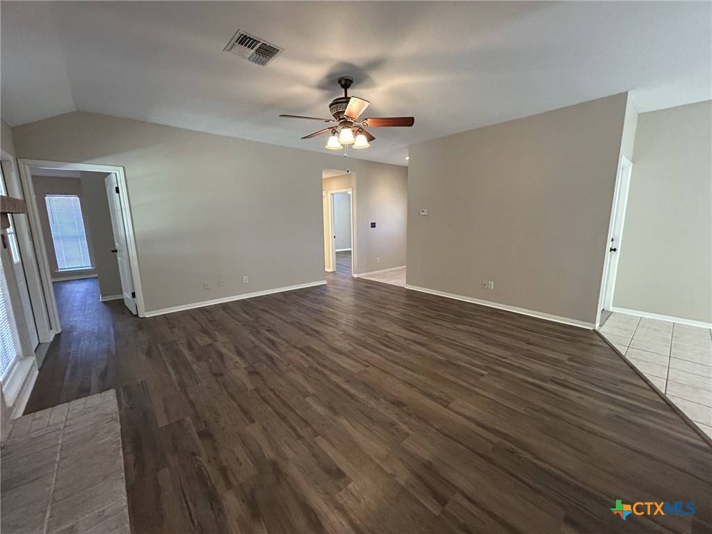 Victoria, TX 77904,221 Spur DR