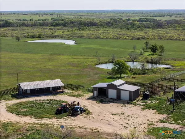 62 County Road 448, Waelder, TX 78959