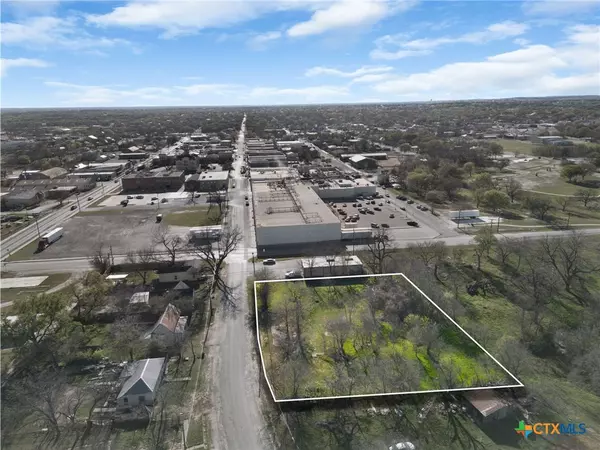 805 E 3rd ST, Lampasas, TX 76550