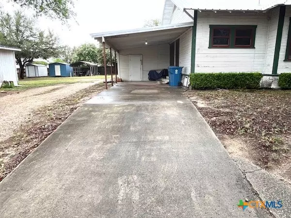 Three Rivers, TX 78071,206 Hinton ST