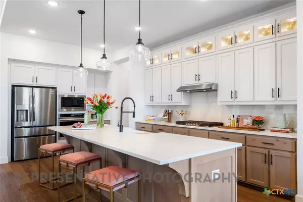 Castroville, TX 78009,332 Lacey Oak