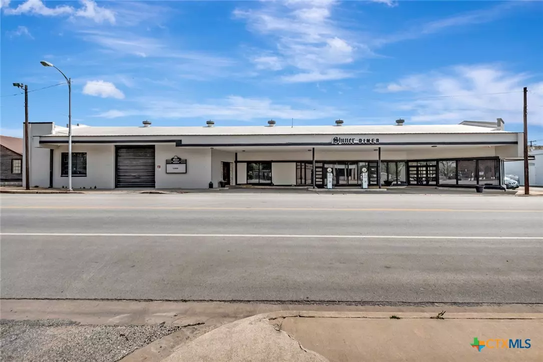 Shiner, TX 77984,803 N Avenue E
