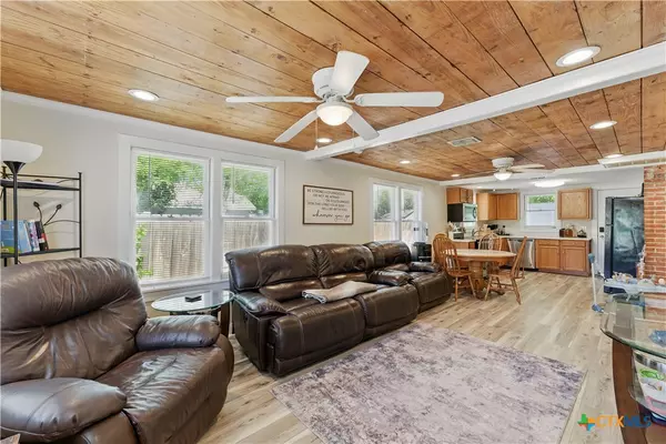 Seguin, TX 78155,411 Ellis ST