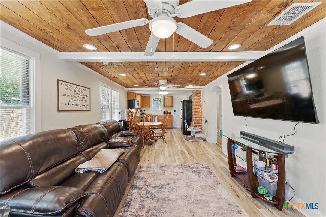 Seguin, TX 78155,411 Ellis ST