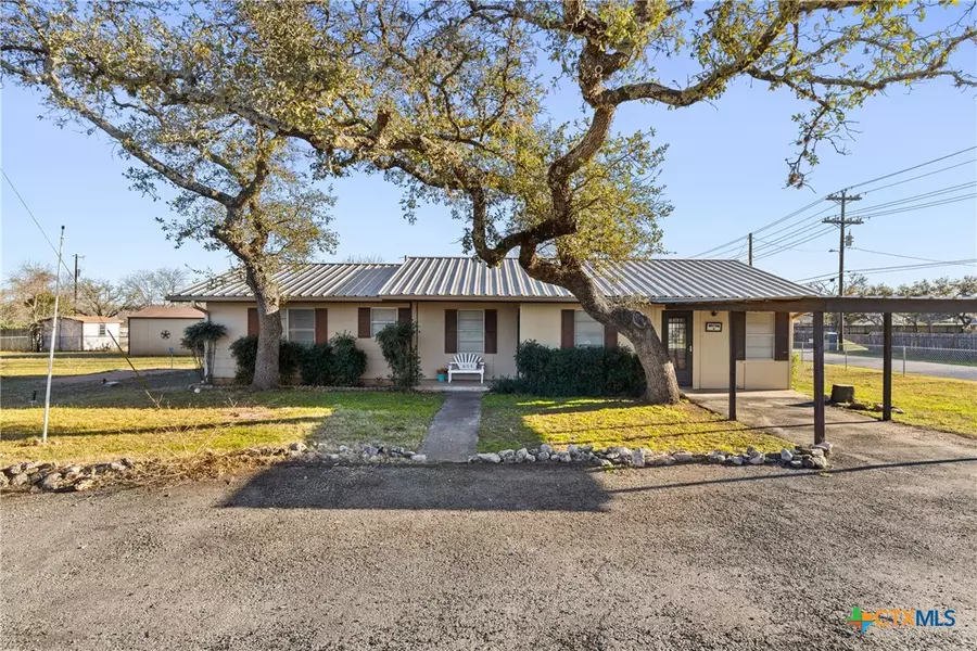 605 W Ash DR, Johnson City, TX 78636