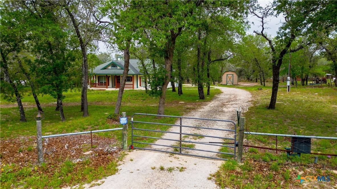 163 Montesito LN, Floresville, TX 78114
