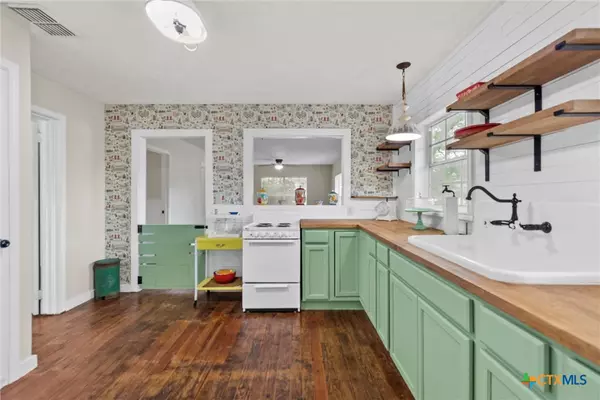 Seguin, TX 78155,1033 N Milam ST