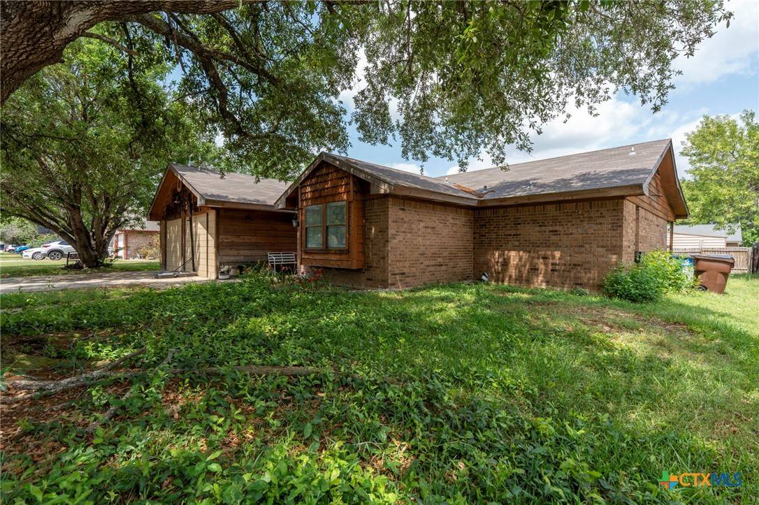 1009 Bowie ST, Lockhart, TX 78644