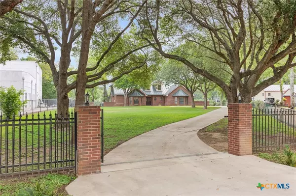 Mcqueeney, TX 78123,640 Woodlake DR