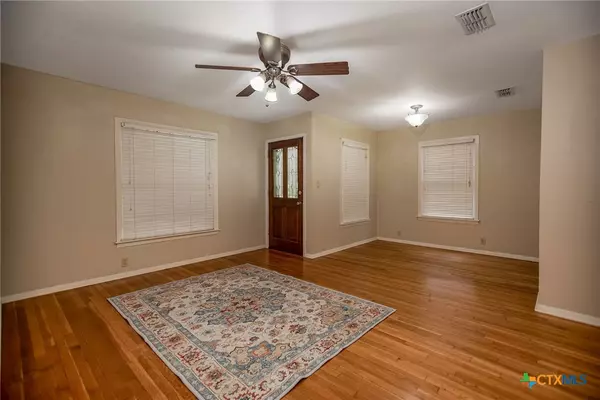 Victoria, TX 77901,2607 E Mistletoe AVE