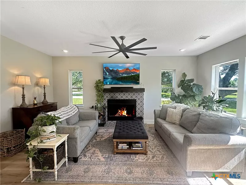 701 S Hudson ST, Flatonia, TX 78941