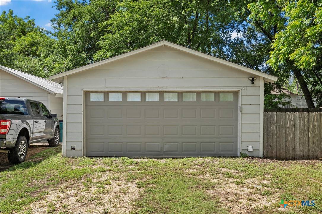 Cameron, TX 76520,407 E 7th ST
