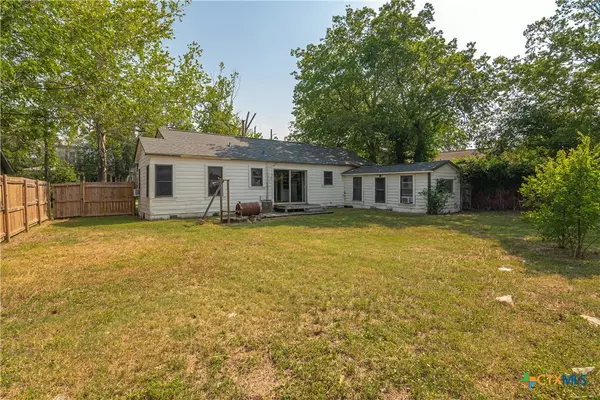 Seguin, TX 78155,702 Baker