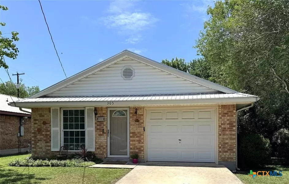 305 Ivy AVE, Luling, TX 78648