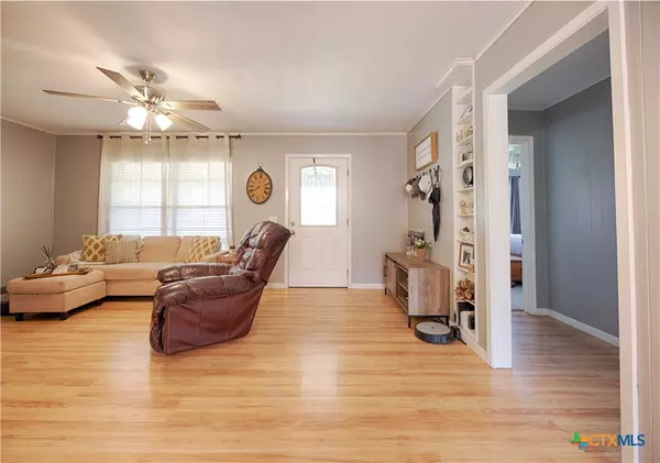 Hallettsville, TX 77964,207 River ST