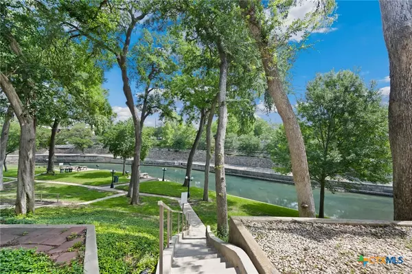 365 S Gilbert AVE, New Braunfels, TX 78130