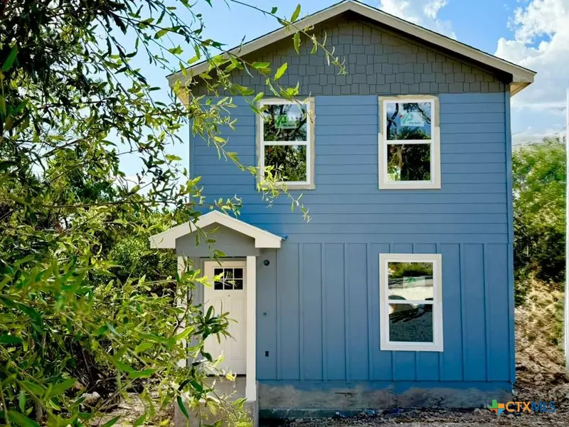 687 Burr Oak LN, Canyon Lake, TX 78133