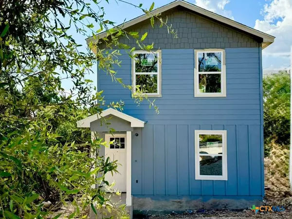 687 Burr Oak LN, Canyon Lake, TX 78133