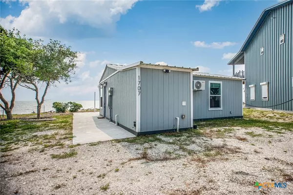 1707 N Ocean DR, Port Lavaca, TX 77979