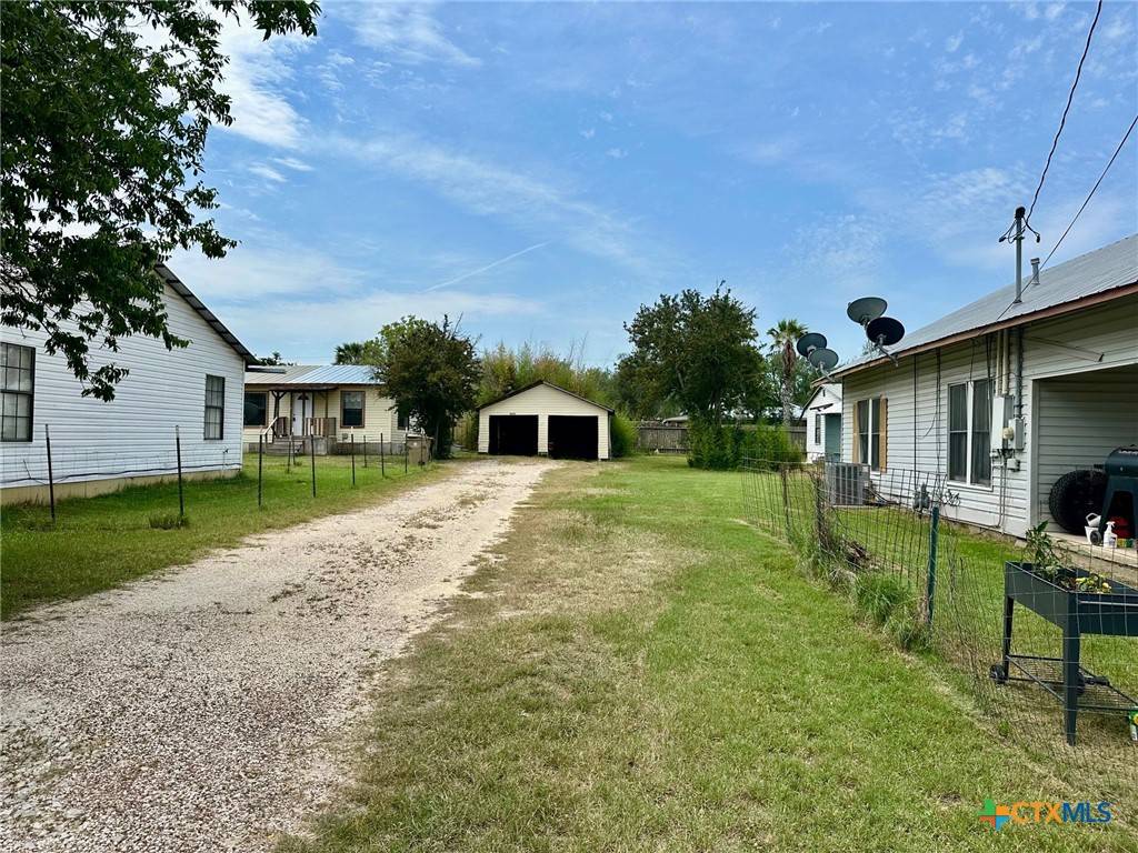 411 N Swenson ST, Falls City, TX 78113