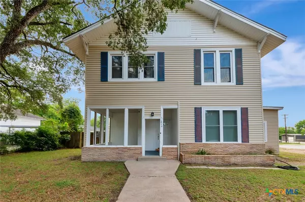 214 Hubbard ST, Yoakum, TX 77995