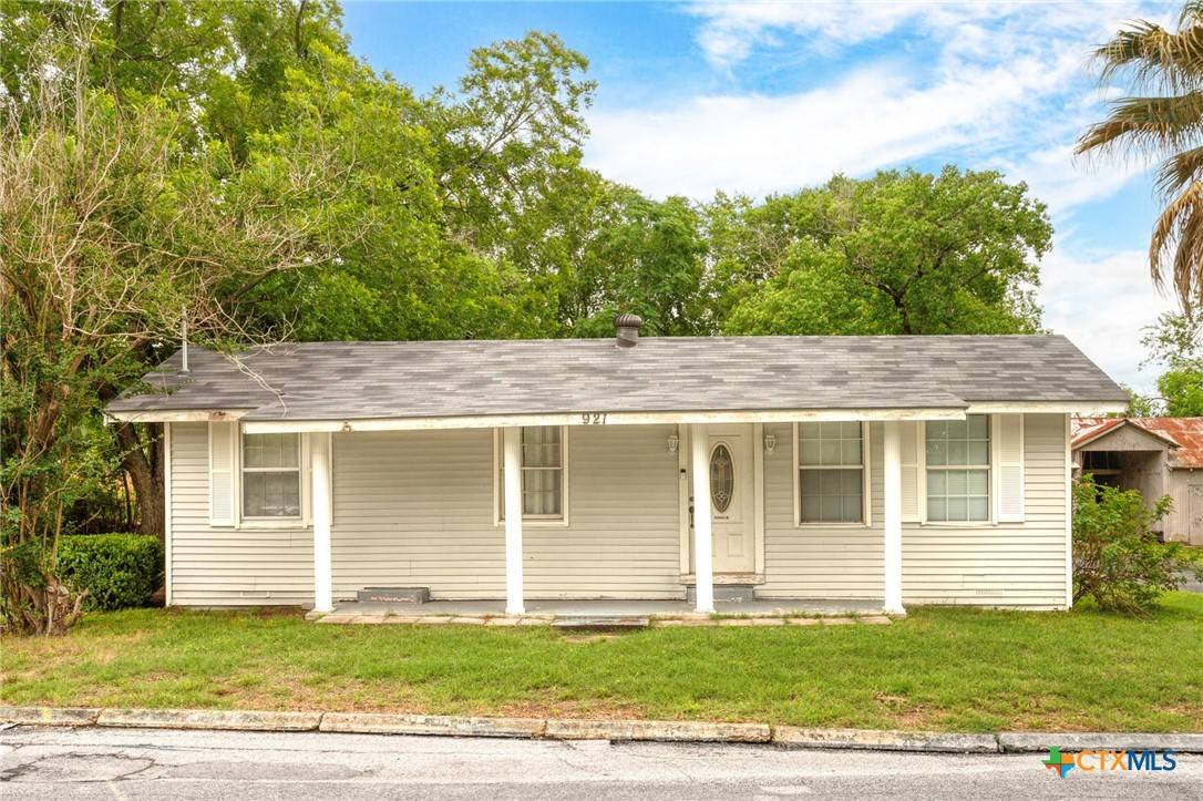 Luling, TX 78648,921 S Laurel AVE