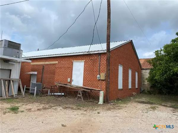 San Saba, TX 76877,111 E Wallace ST