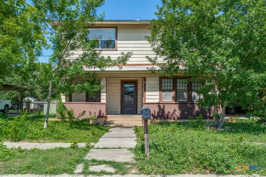 922 N Bowie ST, Seguin, TX 78155