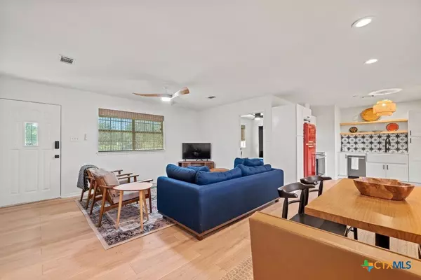 Johnson City, TX 78636,512 W Pecan DR