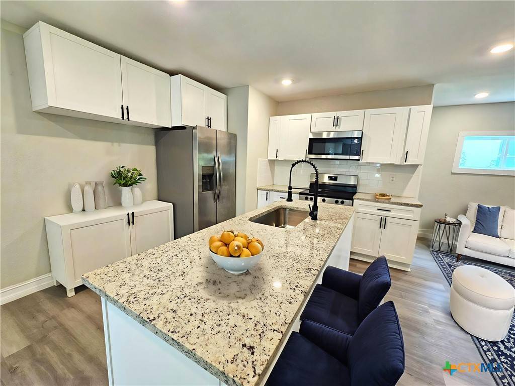 Seguin, TX 78155,958 E Humphreys ST