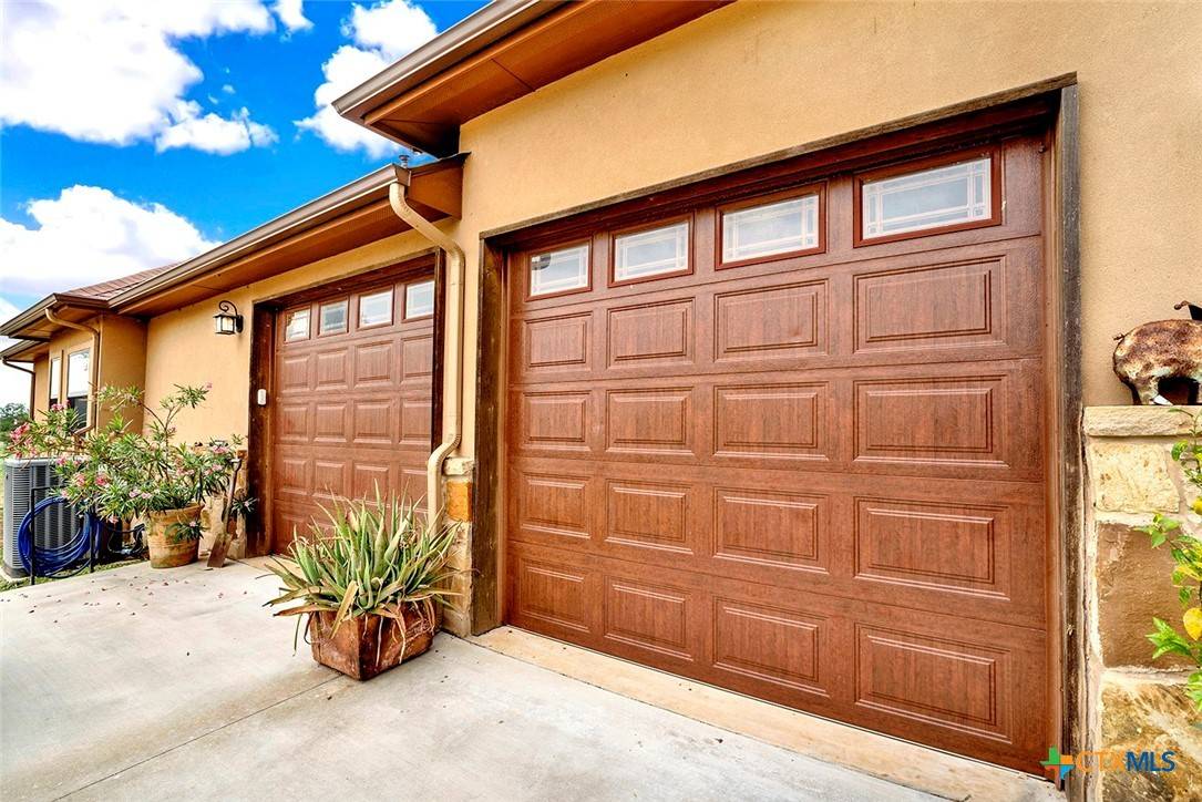 Stockdale, TX 78160,1494 County Road 433