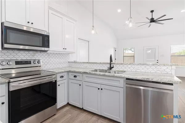 Seguin, TX 78155,168 Navarro XING