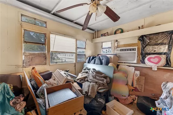 Hallettsville, TX 77964,401 Walnut ST