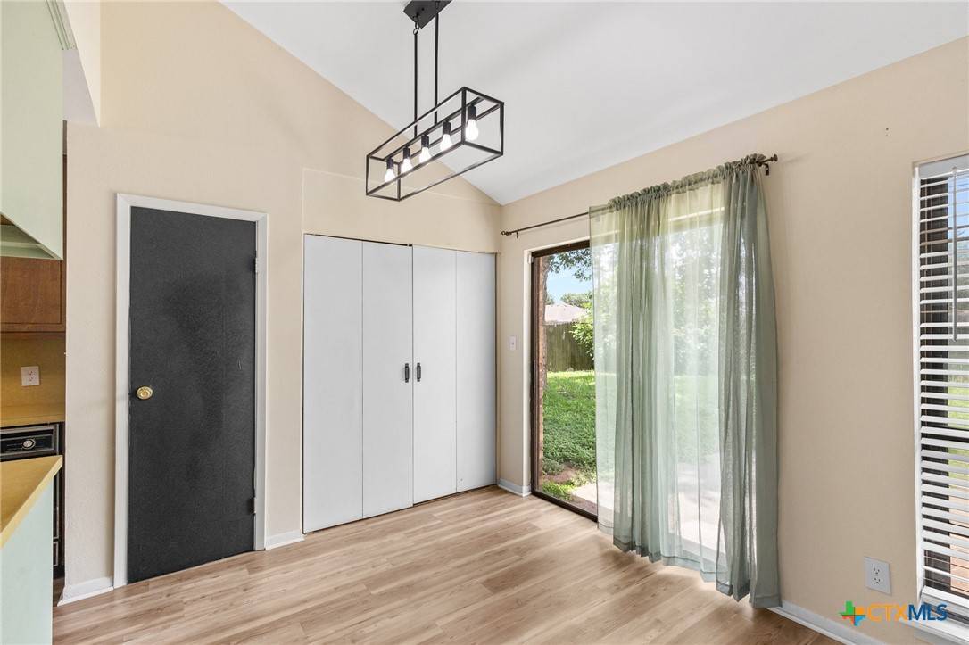 Victoria, TX 77901,515 Camelot DR