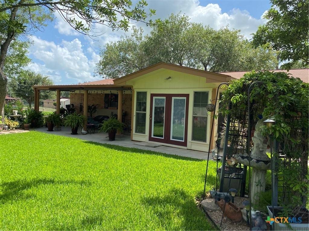 Shiner, TX 77984,913 S Welhausen AVE