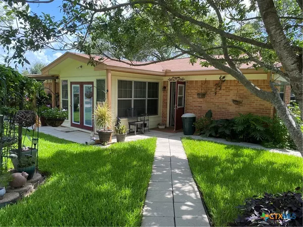 Shiner, TX 77984,913 S Welhausen AVE