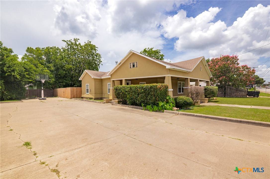 Victoria, TX 77901,905 N Navarro ST
