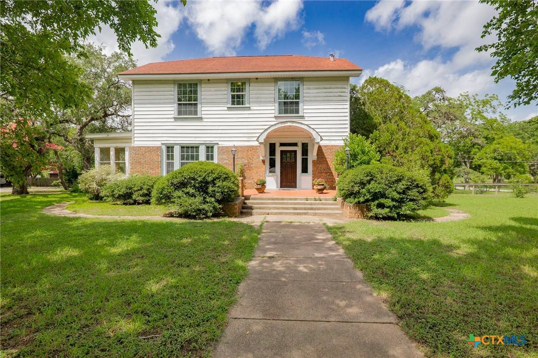 1002 E Gonzales ST, Yoakum, TX 77995