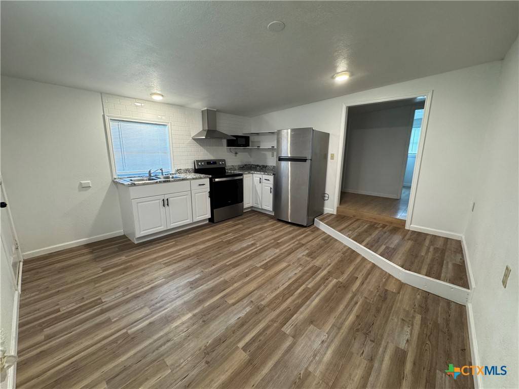1209 Raymond ST, Seguin, TX 78155
