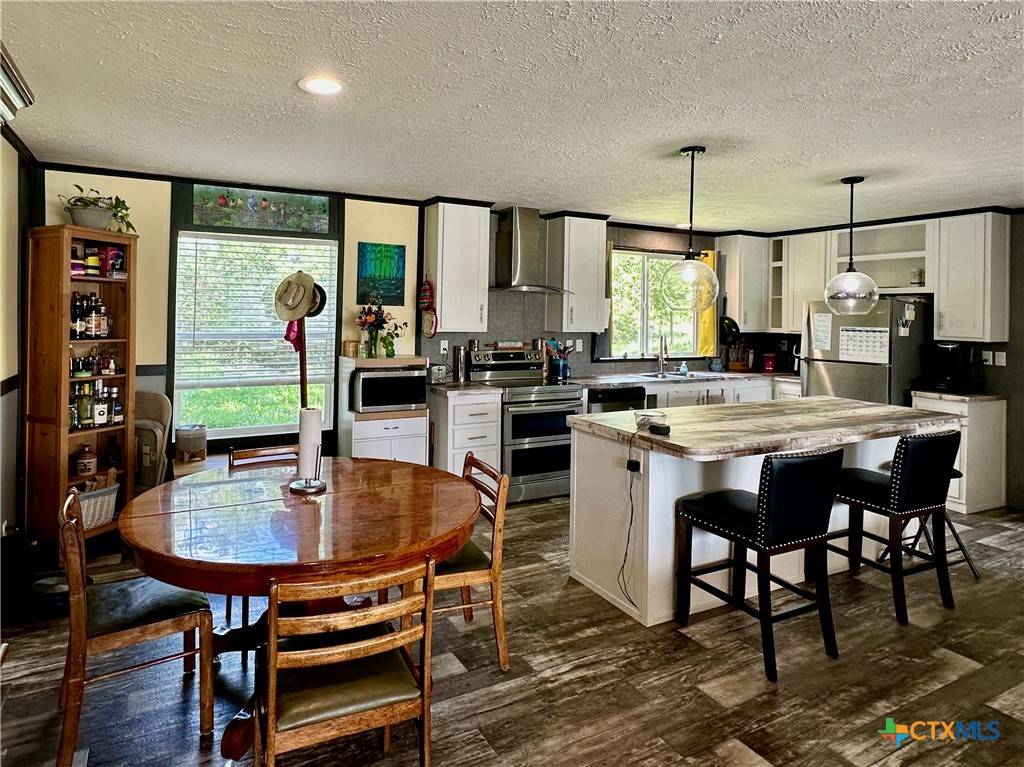 Dale, TX 78616,815 Track RD