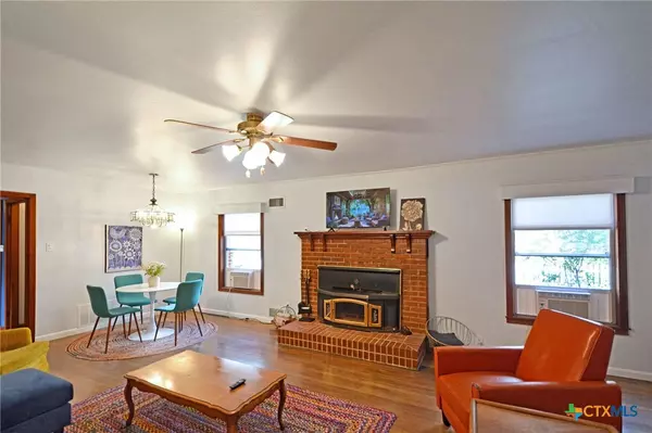 Seguin, TX 78155,929 E Cedar ST