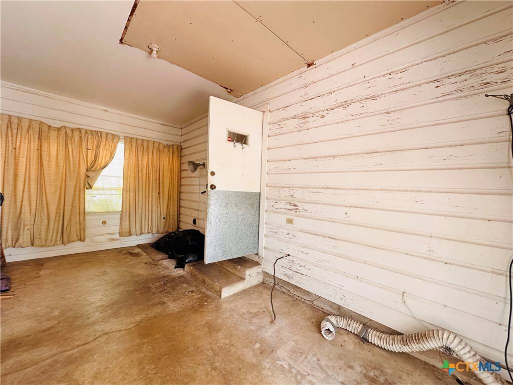 Yoakum, TX 77995,412 Poth ST