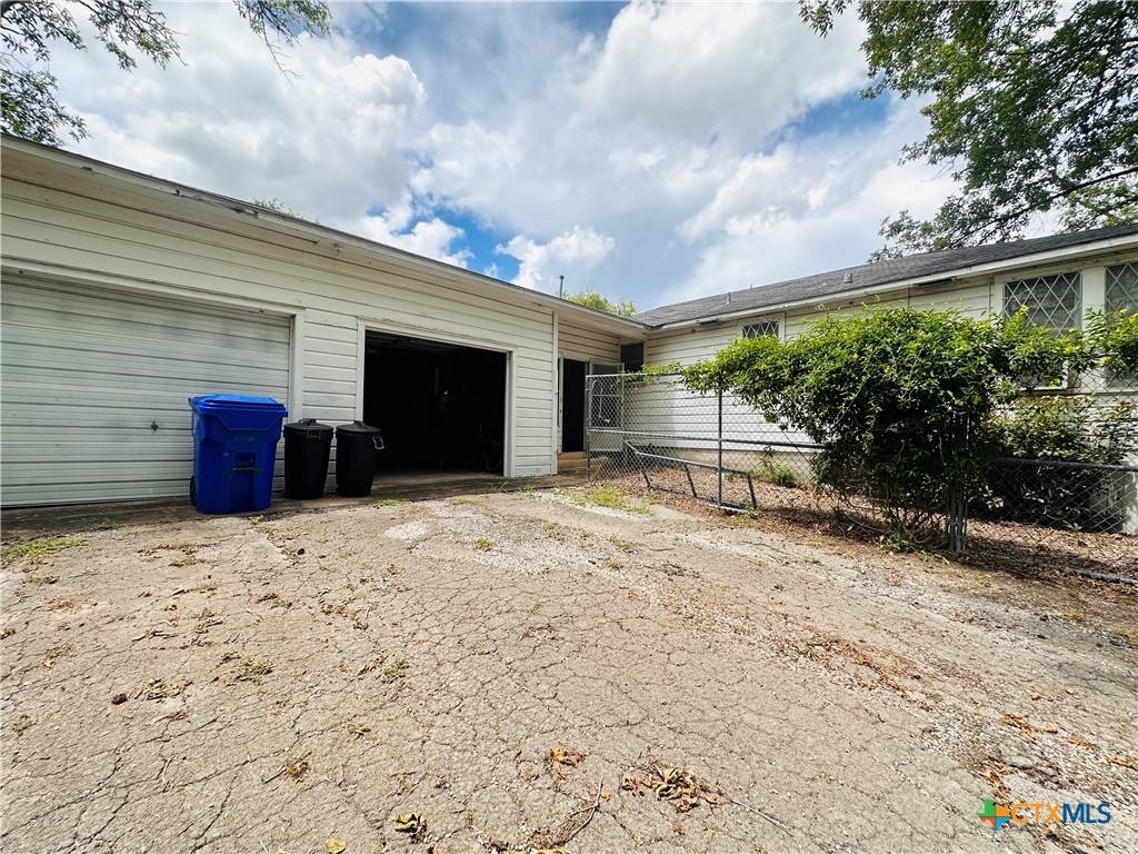 Yoakum, TX 77995,412 Poth ST