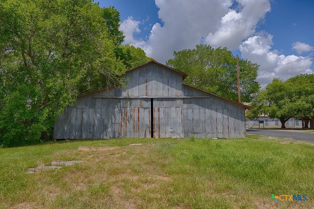 Schulenburg, TX 78956,718 N Main ST