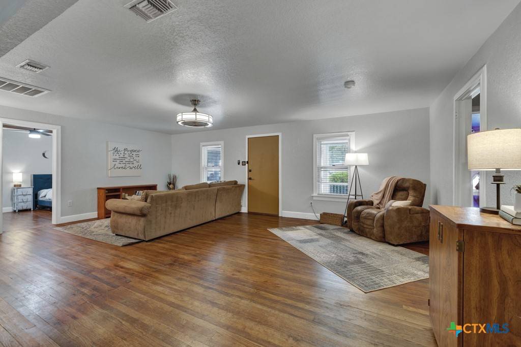 Seguin, TX 78155,238 Short AVE